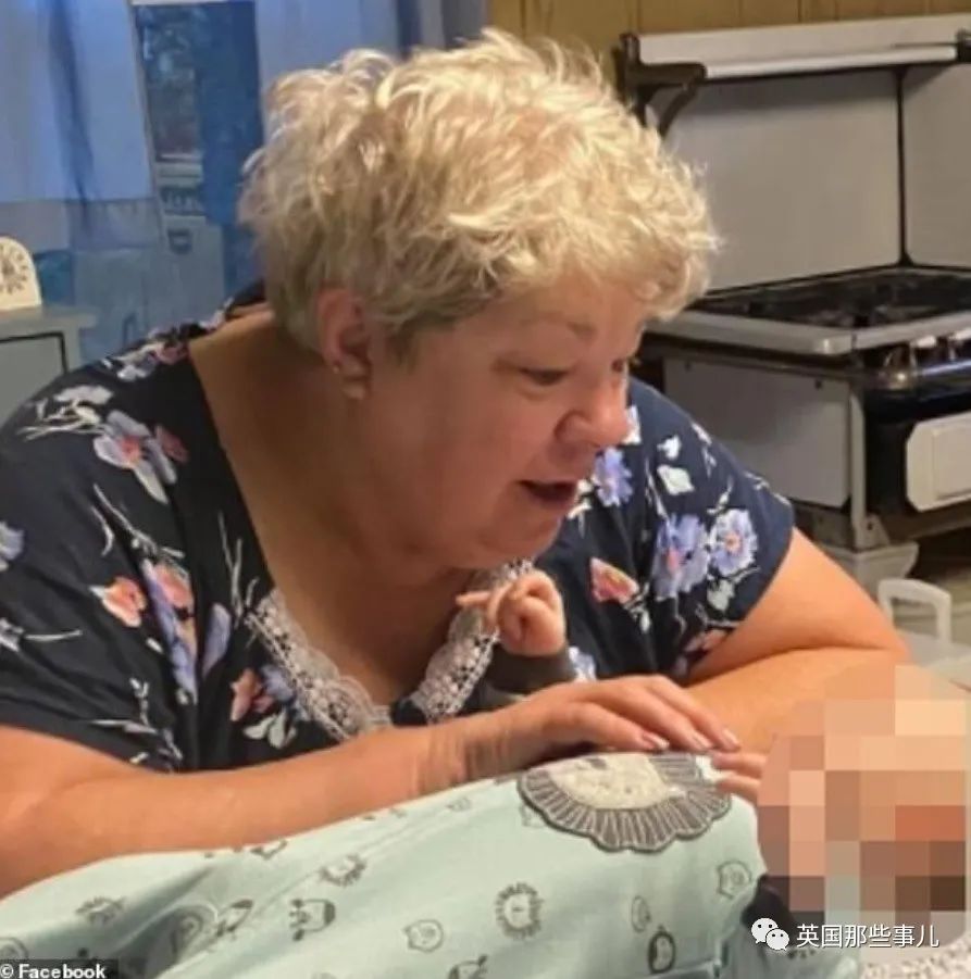 没床位，没救护车，患者家属只能网上求助。美国医疗系统濒临崩溃.....