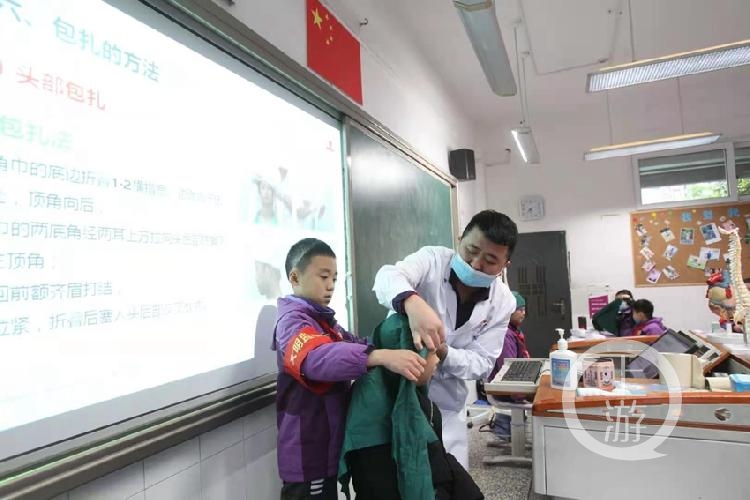 “请家长到学校来”这个学校的孩子们拍手称快
