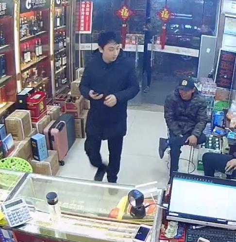 真不愧是首富之子，王校长现身普通小店买烟，