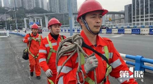 重庆夜景这张城市名片 离不开他们的守护