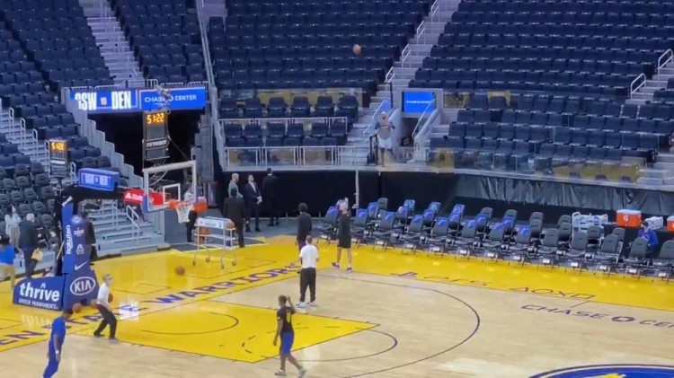 辦法總比困難多！通道改至籃架後方 庫里爬上看台命中超遠三分