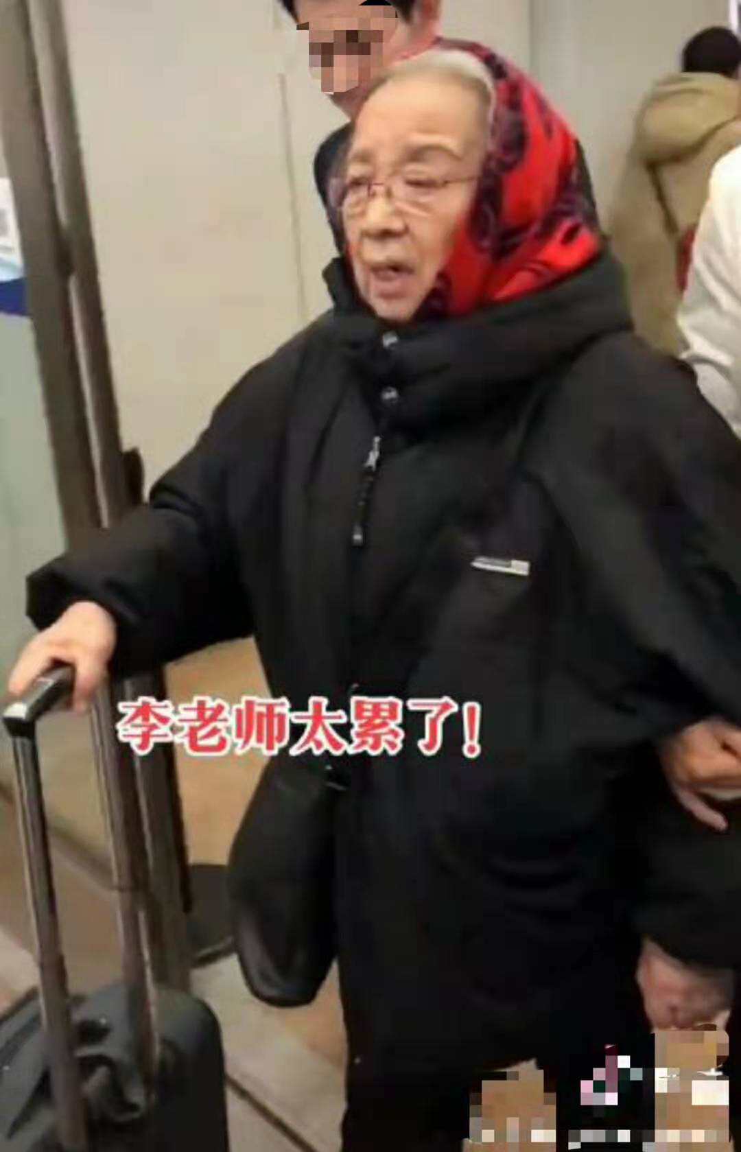 84岁“容嬷嬷”李明启近况，一脸疲惫走路直喘气