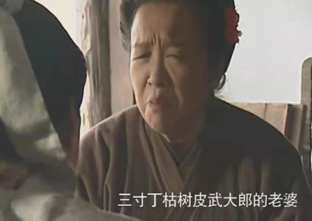 84岁“容嬷嬷”李明启近况，一脸疲惫走路直喘气