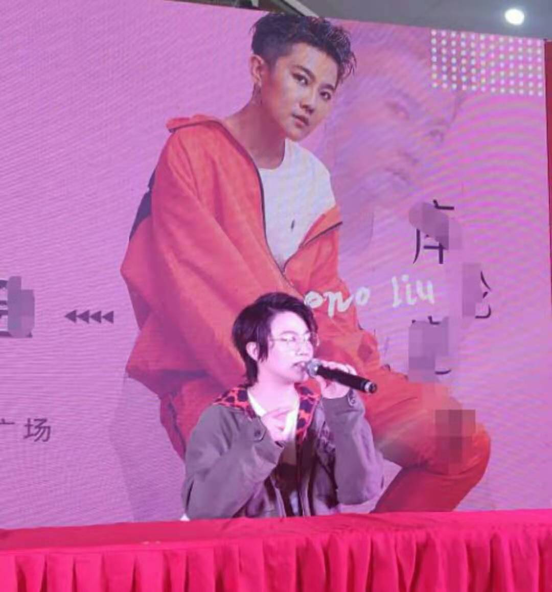 06年超女季军刘力扬近况，县城商演场地简陋，身