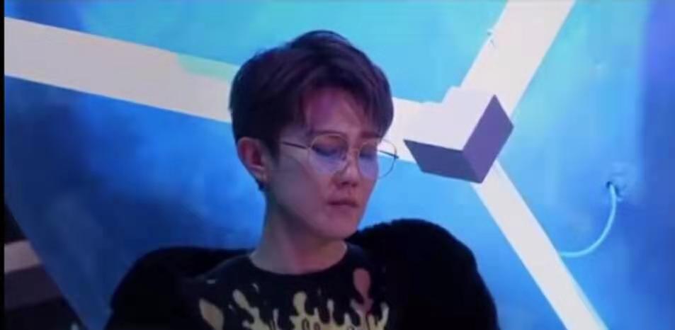 06年超女季军刘力扬近况，县城商演场地简陋，身