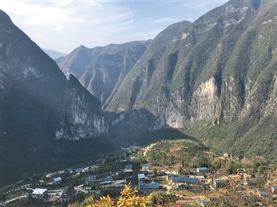 重庆巫山县下庄村走出“天坑”吃上生态“饭”