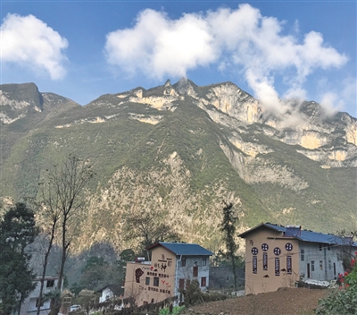 重庆巫山县下庄村走出“天坑”吃上生态“饭”