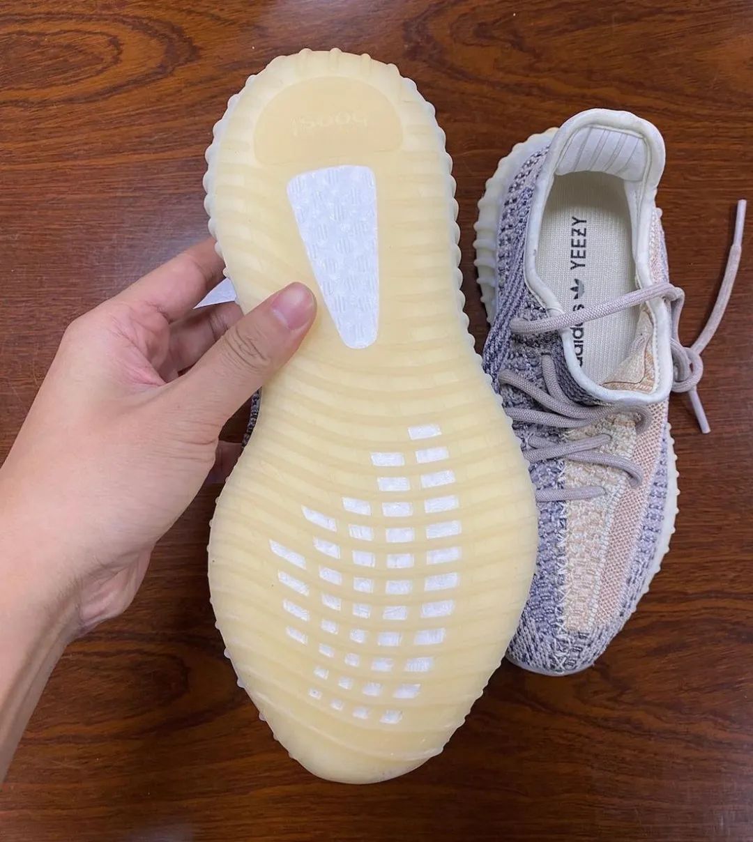 看完就想买！「灰珍珠」Yeezy 350 V2 实物首次曝光