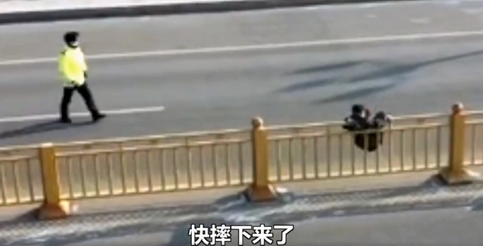 特别的缘分？男子翻护栏被卡获交警“公主抱”，监控画面令网友笑出屏幕