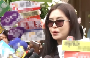 53岁王祖贤罕晒照，风华绝代美人依旧，浓密发量让人羡慕不已