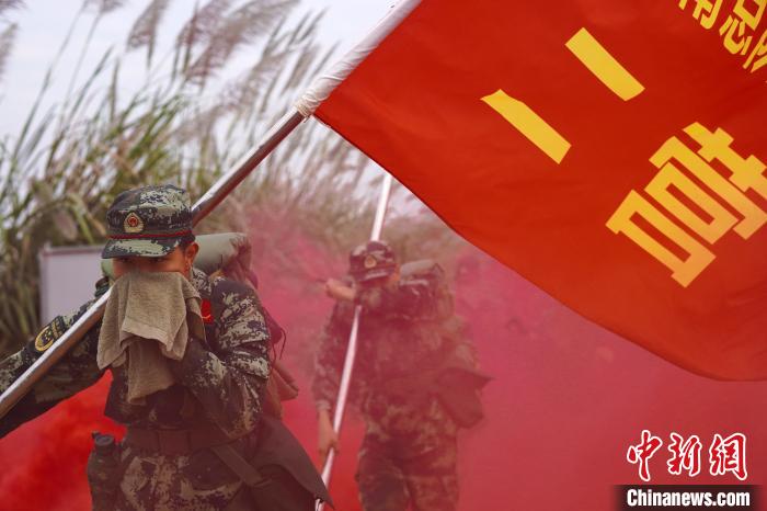武警海南省总队新兵团野营拉练助力新兵“破茧