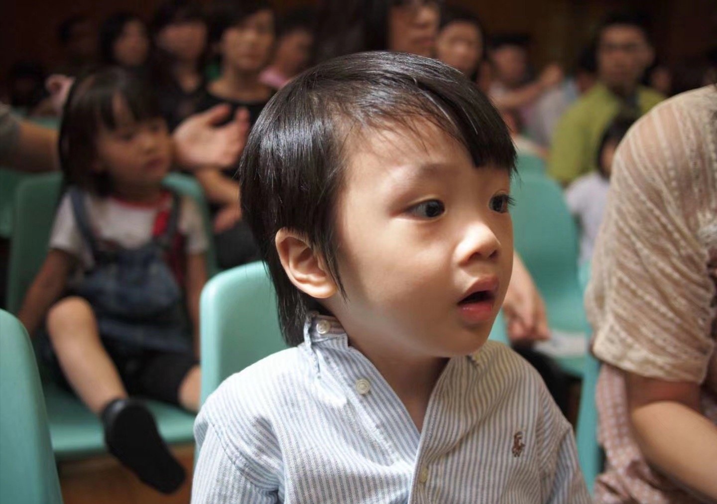 费曼晒合影为吴镇宇庆生，吐槽老爸偷自己东西，两人互动太搞笑