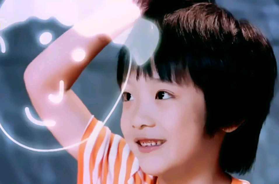 费曼晒合影为吴镇宇庆生，吐槽老爸偷自己东西，两人互动太搞笑