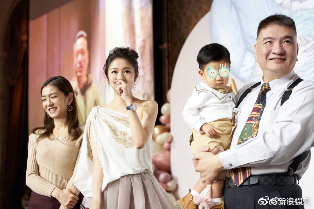 安以轩办二胎满月宴，郭碧婷产后首出席，女神恢复佳状态引人羡