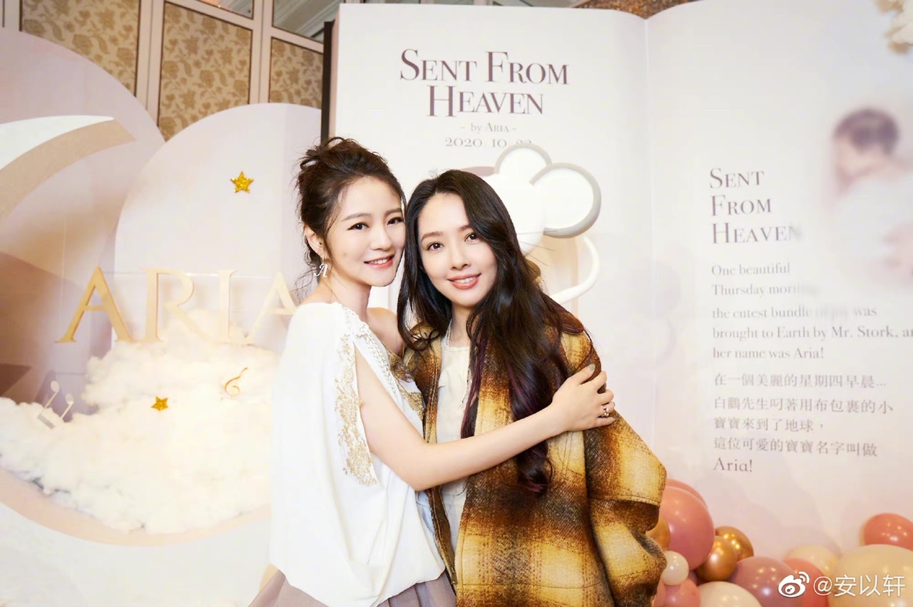 安以轩办二胎满月宴，郭碧婷产后首出席，女神恢复佳状态引人羡