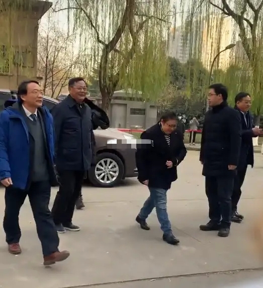 49岁韩红近照曝光，低调现身活动，身材暴瘦引人担忧