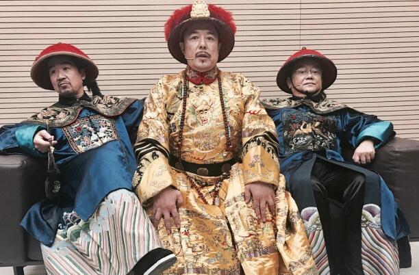 王刚过72岁生日，发文调侃只收祝福不收礼，张国