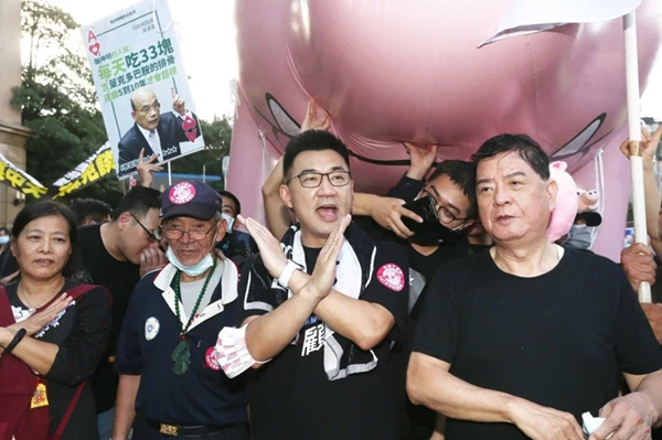 民調：國民黨、民進黨支持度拉近島內最大黨變�中間選民黨�