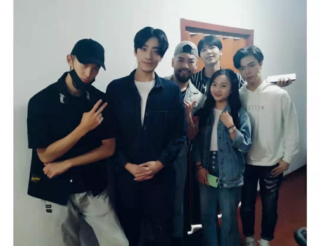 21岁林妙可减肥成功，近照瘦出小V脸，染棕发越