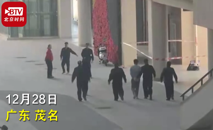 警方通報(bào)高校男生朝女生潑化學(xué)物質(zhì)：致3名女生受傷 嫌疑人已被控制