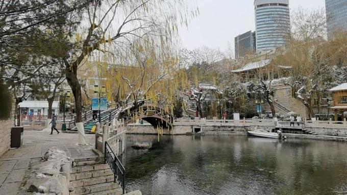 Beauty of bank snow scene turns over Jinan moat! Here still attracted winter swimming lover