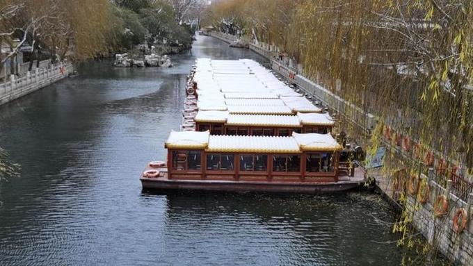 Beauty of bank snow scene turns over Jinan moat! Here still attracted winter swimming lover