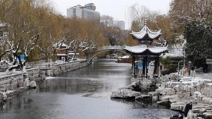Beauty of bank snow scene turns over Jinan moat! Here still attracted winter swimming lover