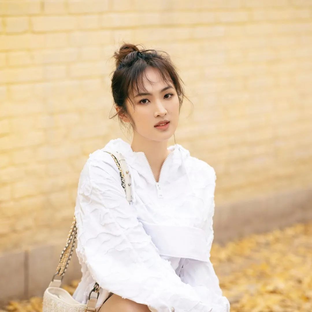 华为任正非女儿姚安娜微博官宣出道:个人资料简介与照片