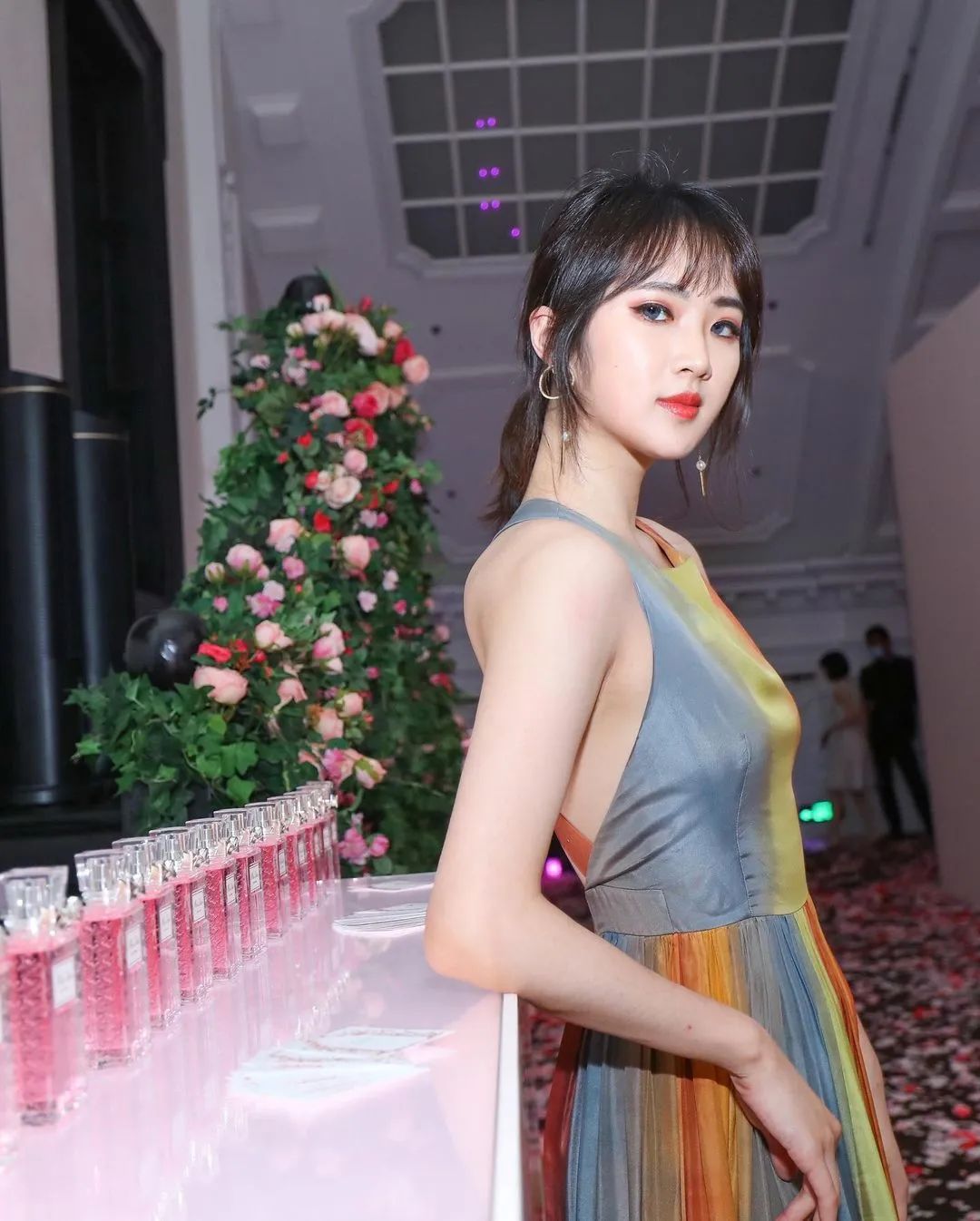 华为任正非女儿姚安娜微博官宣出道:个人资料简介与照片
