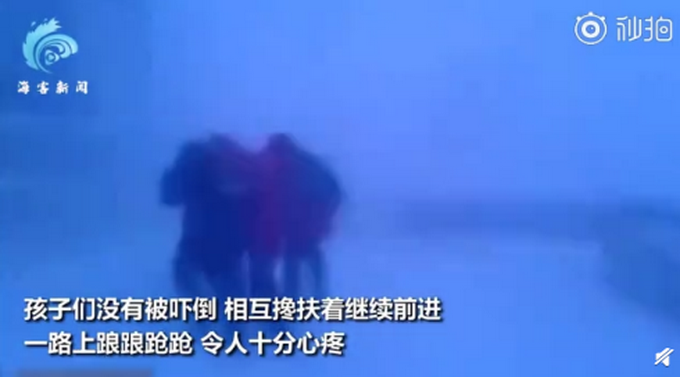 看懵了！俄小学生零下50度顶暴风雪放学回家，网友：羽绒服啥牌子？