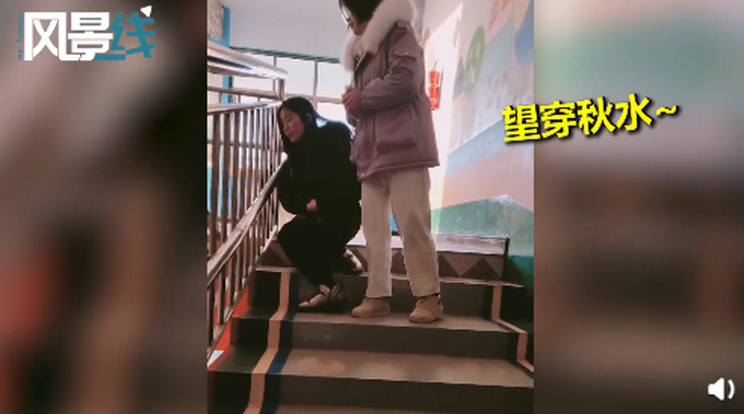 零下8度幼儿园只来了一个娃,被老师围一圈表情亮了,网友笑出声
