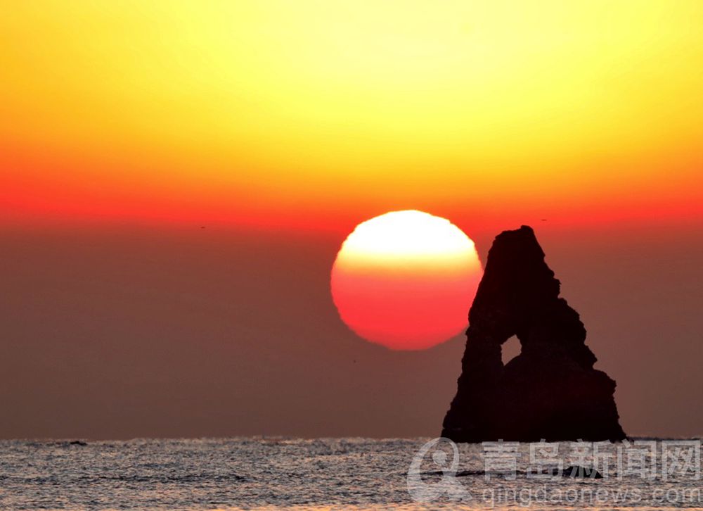 Photography lover gathers together camera lens of Qingdao stone old person is recorded 2021 the first round of red day