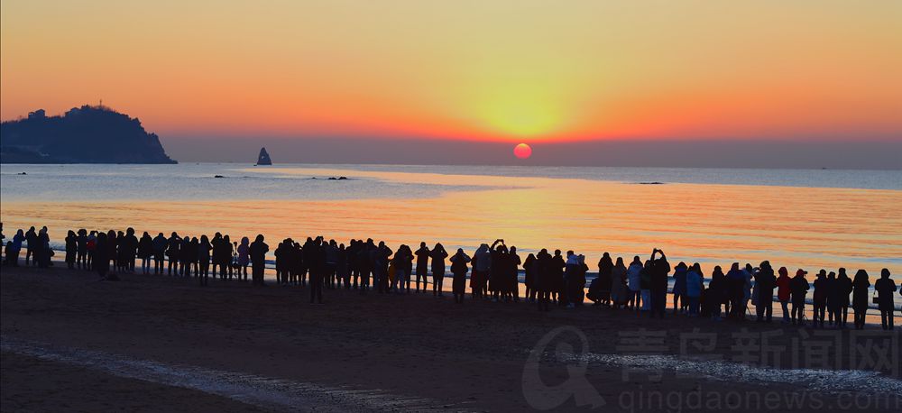 Photography lover gathers together camera lens of Qingdao stone old person is recorded 2021 the first round of red day