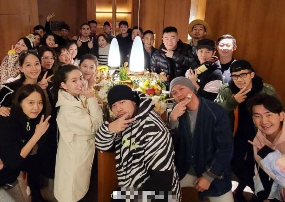 周杰伦晒合照，昆凌肚子明显凸起，P得桌子角都