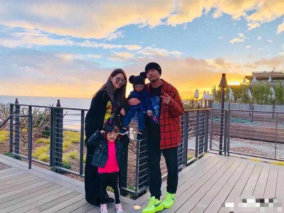 周杰伦晒合照，昆凌肚子明显凸起，P得桌子角都