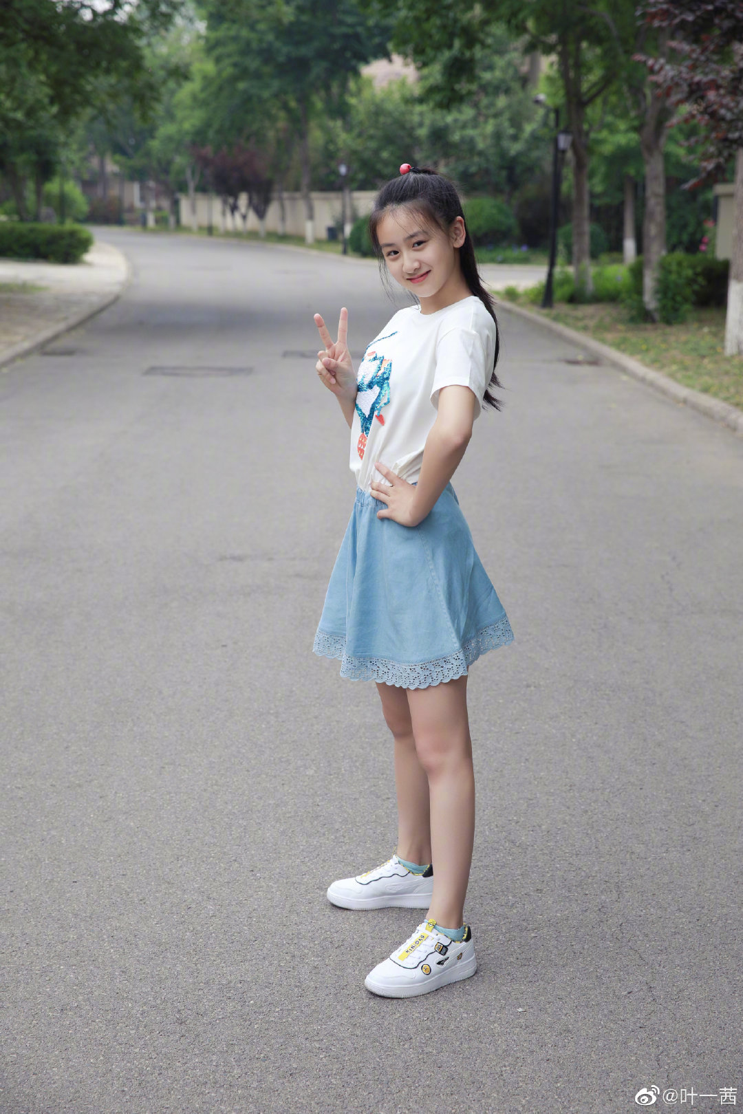 马伊琍12岁女儿现身机场，身高直逼妈妈，网友却