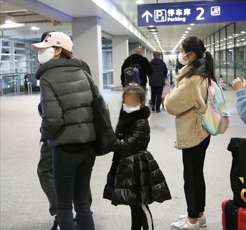 马伊琍12岁女儿现身机场，身高直逼妈妈，网友却