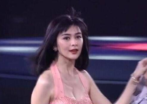 58岁关之琳与小鲜肉聚餐，皮肤松垮显老态，与帅哥热聊心情好
