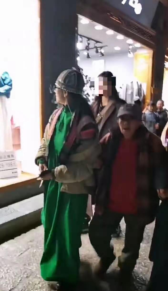 杨丽萍逛街，80多岁杨母腿脚不便一瘸一拐，她因指甲长达5厘米难搀扶