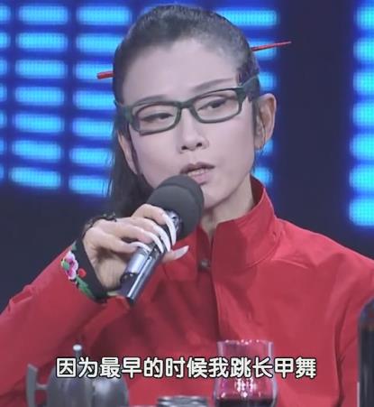 杨丽萍逛街，80多岁杨母腿脚不便一瘸一拐，她因