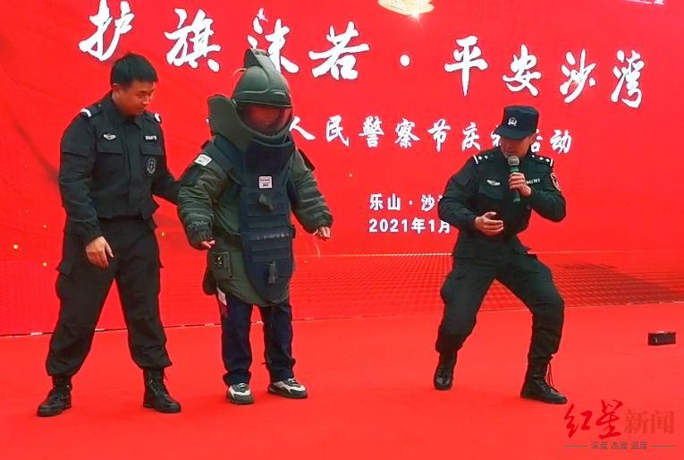 体验 拆弹专家 百名初中生进警营穿上70斤重排爆服 太重了 真不易 社会 爆资讯新媒体平台