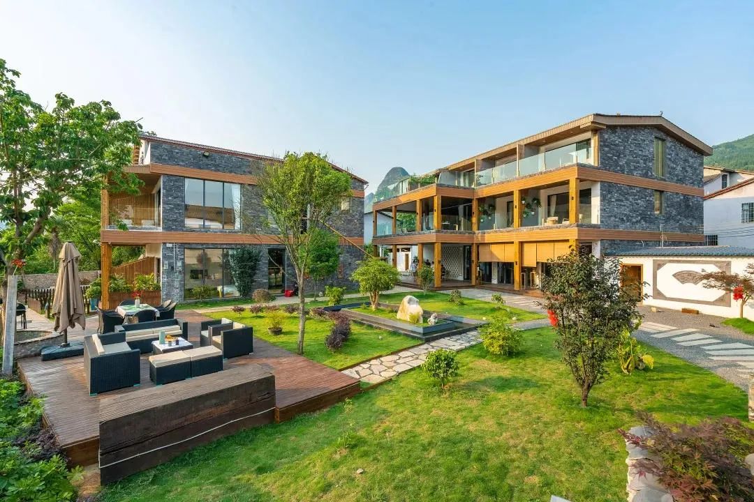 吾舍山径精品民宿坐落于最适合居住的兴义市万峰林景区下纳灰村,周边