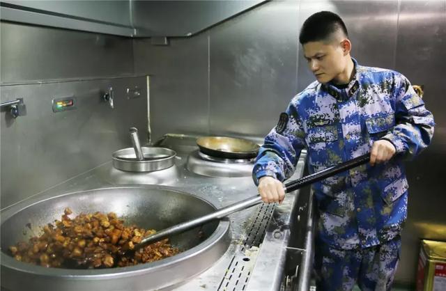 哇哦！原来舰员们保持体型的秘密在这里