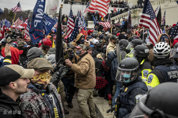 美媒：美國�民主�陷入混亂，這又是給中俄送大禮吧