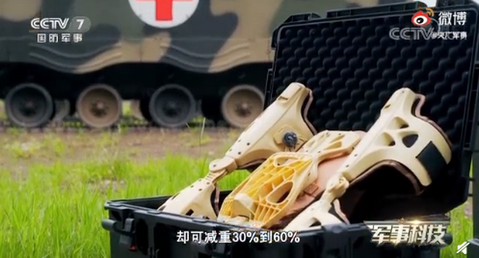 “黑科技”！女兵穿外骨骼可背140斤男兵飞奔，网友好奇求原理