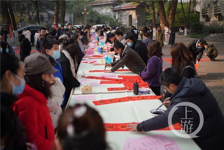 浓浓的年味！上千幅春联免费送 真挚祝福跃然纸上