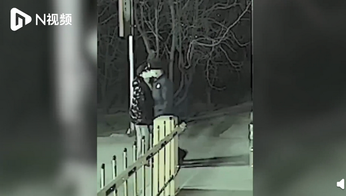 接亲时|消防员结婚接亲时把窗户拆了 网友：专业的就是不一样