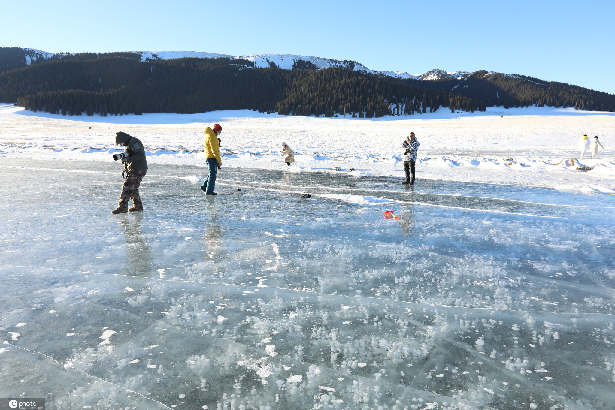 新疆博州：賽里木湖冰泡吸引遊客 層層疊疊造型各異