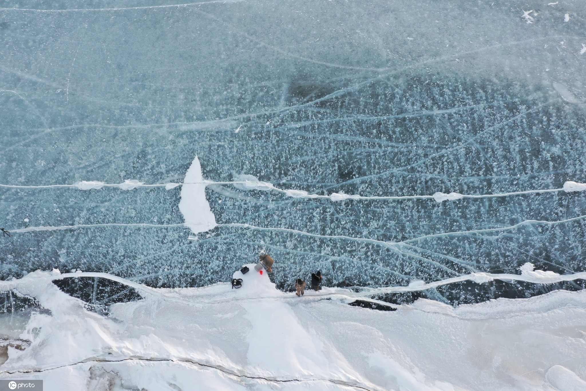 新疆博州：賽里木湖冰泡吸引遊客 層層疊疊造型各異