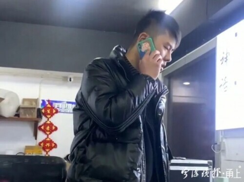 捡到手机后去刷机？店老板这顿怒斥火遍全网